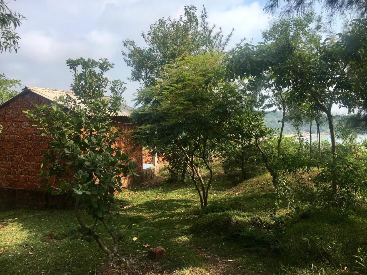 White Elephant Restaurant & Cottages Gokarna Gokarna  Bagian luar foto